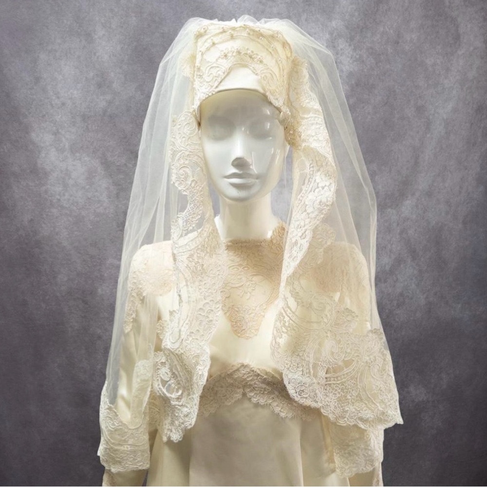 70s Wedding Dress in Champagne‎ with Empire Waist, ~25” and Lace Veil Headpiece